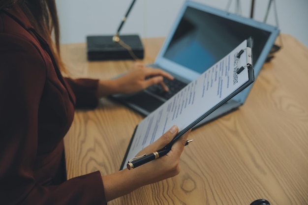 Prawnik doradca prawny biznesmen burza mózgów informacje na temat szczegółów umowy Umowy biznesowe w księgach przetwarzania prawnego dla dokładności w dokumentach umownych wspólne inwestycje finansowe