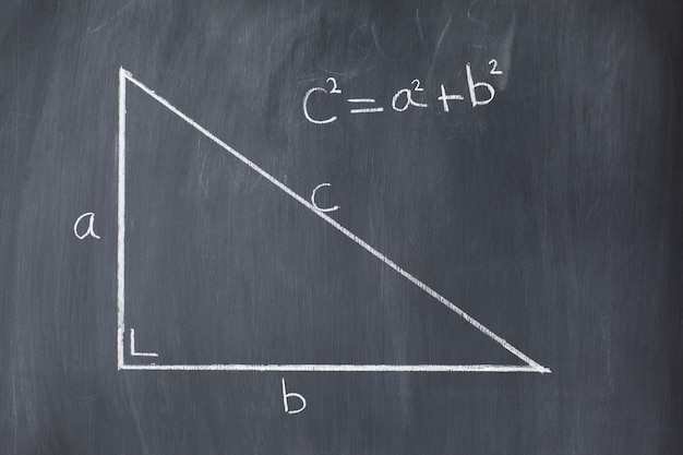 Prawy trójkąt z pitagorejską formułą na tablicy