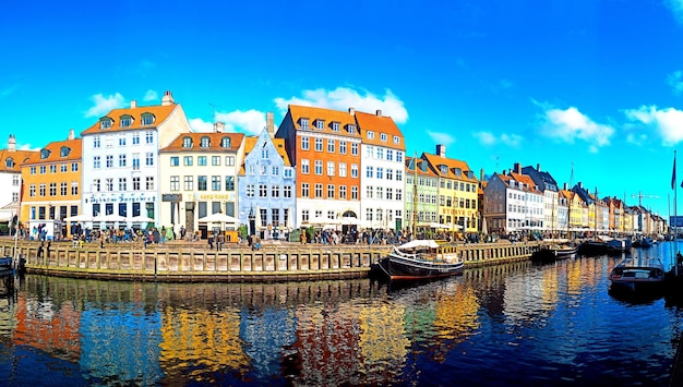 Preciosa panorámica canal de Nyhavn en Copenhague
