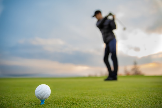 precyzyjne uderzenie golfisty wysyła piłkę do dołka