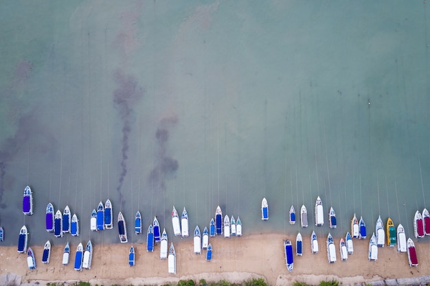 Prędkość łodzi zaparkowanej na plaży w zatoce Chalong