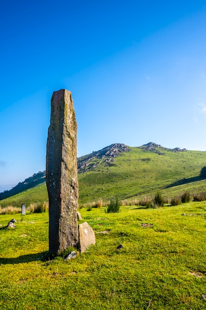 Prehistoryczny dolmen na szczycie Monte Adarra w Urniecie, niedaleko San Sebastian. Gipuzkoa, Kraj Basków, zdjęcie pionowe