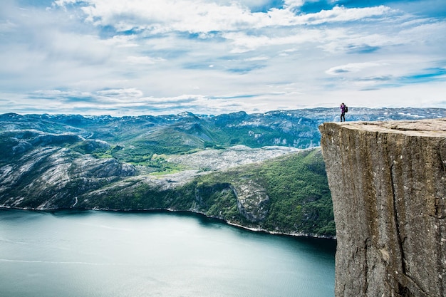 Preikestolen lub Prekestolen, znany również z angielskich tłumaczeń Preacher's Pulpit lub Pulpit Rock, jest znaną atrakcją turystyczną w Forsand w Ryfylke w Norwegii