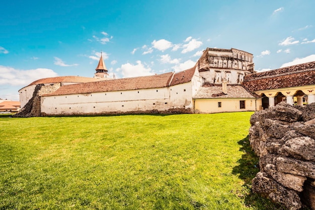 Prejmer Rumunia Widok ufortyfikowanego kościoła potężne grube mury w Transylwanii Średniowieczny ufortyfikowany kościół saski w zabytkowym okręgu Brasov