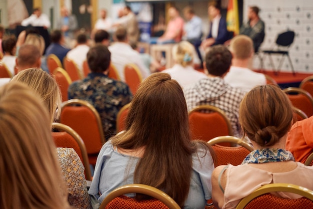 Zdjęcie prelegent na konferencji biznesowej i prezentacji publiczność w sali konferencyjnej