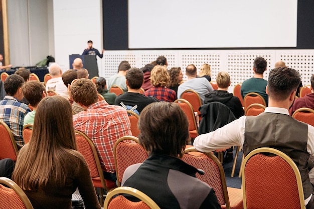 Prelegent na konferencji biznesowej i prezentacji Publiczność w sali konferencyjnej