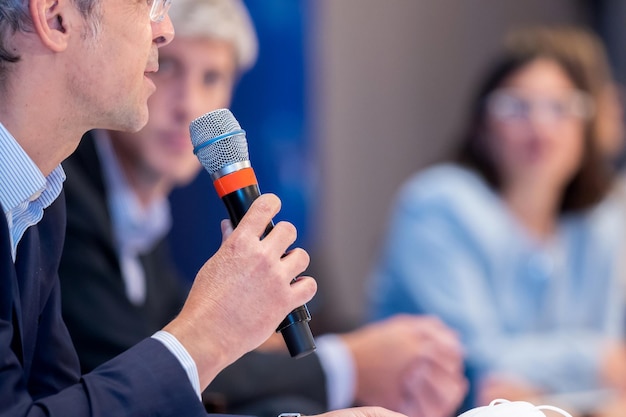 Prelegent na konferencji biznesowej i prezentacji Publiczność w sali konferencyjnej