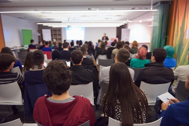 Prelegent Na Konferencji Edukacyjnej W Nowoczesnym Wnętrzu Startupowym