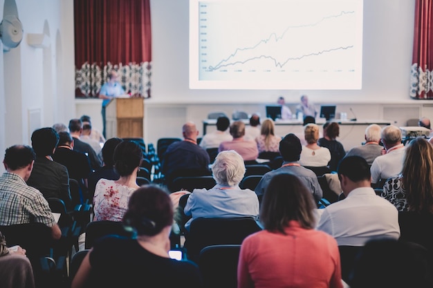 Prelegent na Konferencji i Prezentacji Biznesowej Publiczność w sali konferencyjnej Biznes i Przedsiębiorczość