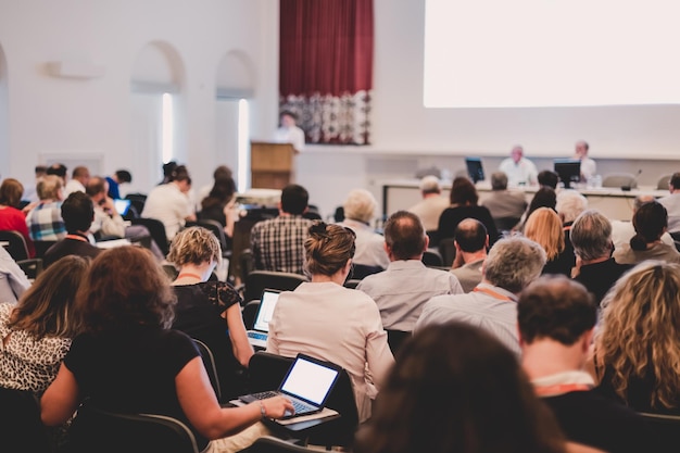 Prelegent na Konferencji i Prezentacji Biznesowej Publiczność w sali konferencyjnej Biznes i Przedsiębiorczość