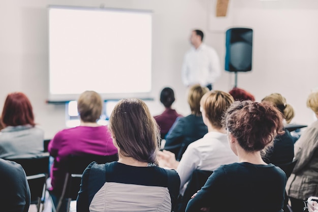 Prelegent na warsztatach biznesowych i prezentacji Publiczność na sali konferencyjnej