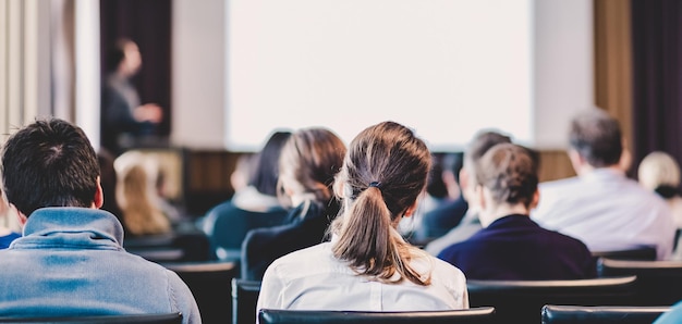 Prelegent przemawia na spotkaniu biznesowym Publiczność w sali konferencyjnej Biznes i przedsiębiorczość Panoramiczna kompozycja odpowiednia dla banerów