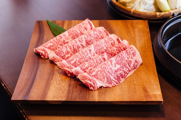 Premium Rare Plasterki wołowina Wagyu A5 z wysokomarłatną konsystencją dla Sukiyaki i Shabu.