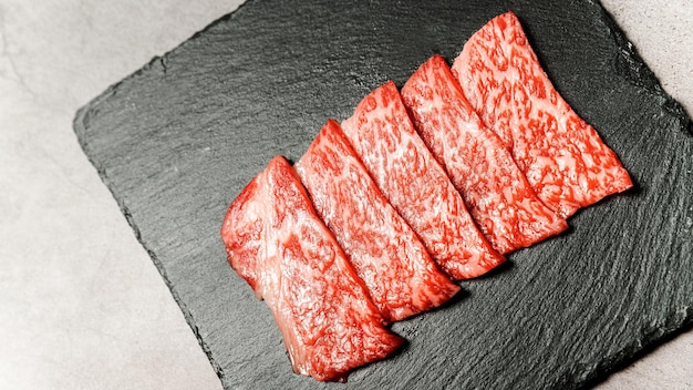 Premium Rare Slices polędwica wołowa Wagyu A5 o wysokiej marmurkowej teksturze na kamiennej płycie Podawane dla Yakiniku Sukiyaki i Shabu Image z miejscem na kopię