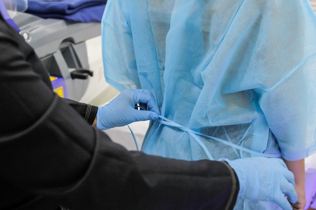 PreparaciÃ³n de los médicos para la operaciÃ³n quirÃºrgica en el hospital durante el brote del koronawirus - mÃ©dico preparÃ¡ndose para operar, toma cerrada