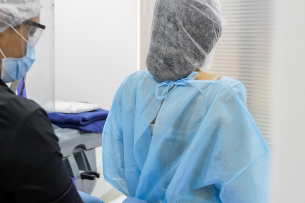PreparaciÃ³n de los médicos para la operaciÃ³n quirÃºrgica en el hospital durante el brote del koronawirus - mÃ©dico preparÃ¡ndose para operar