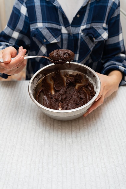 Preparat do pieczenia ciasta czekoladowego brownie w metalowej misce Gotowanie ciastek w domu