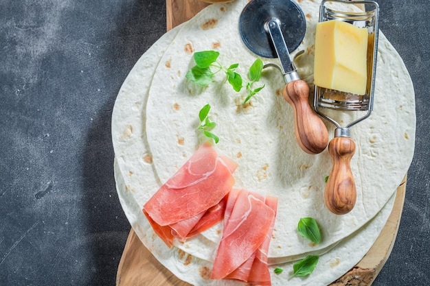 Preparaty do quesadilli z szynki tortilli i sera