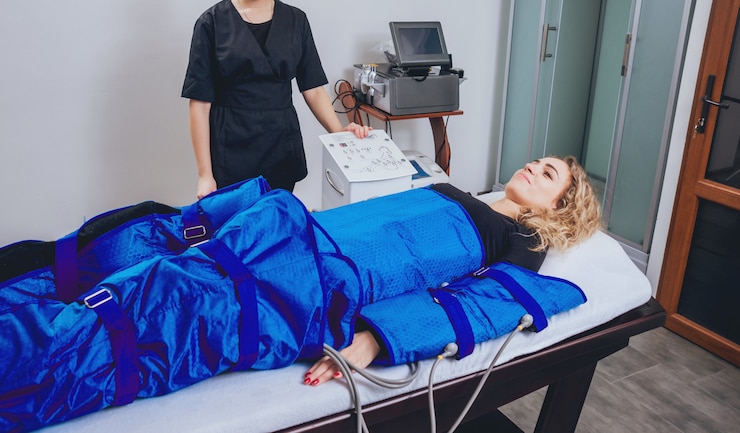 Zdjęcie pressoterapia na kobiecie w centrum urody