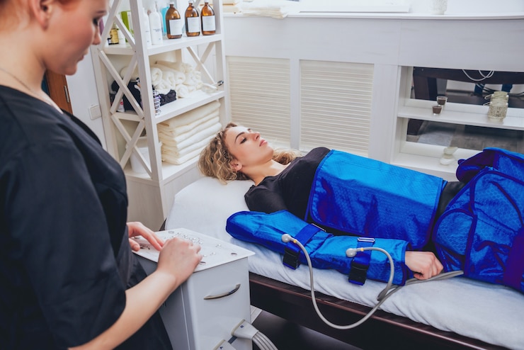 Zdjęcie pressoterapia na kobiecie w centrum urody