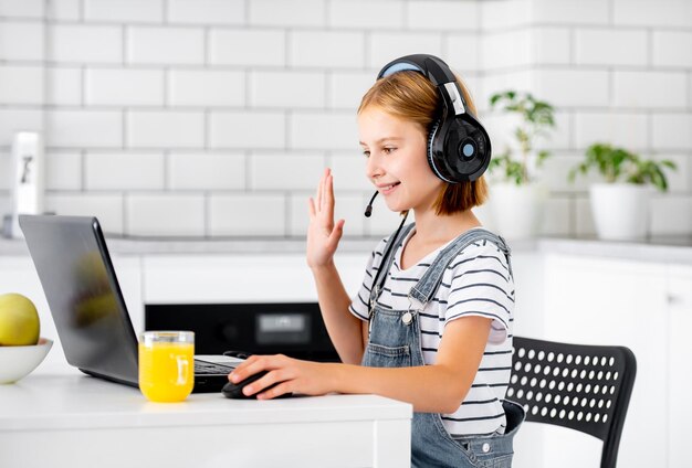 Preteen dziewczyna na lekcji online