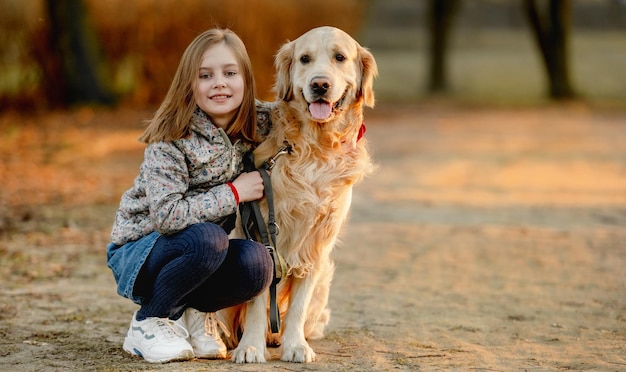 Preteen Dziewczyna Z Psem Golden Retriever