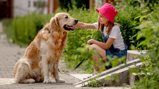 Preteen dziewczyna z psem golden retriever