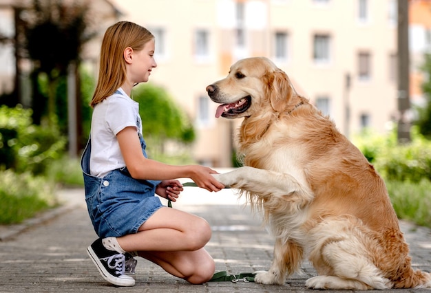 Preteen dziewczyna z psem golden retriever