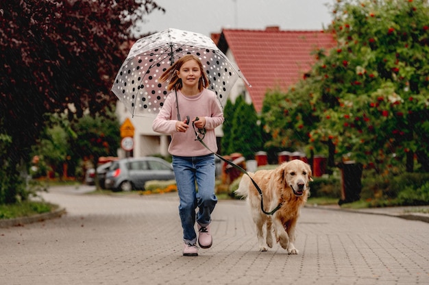 Preteen dziewczyna z psem golden retriever