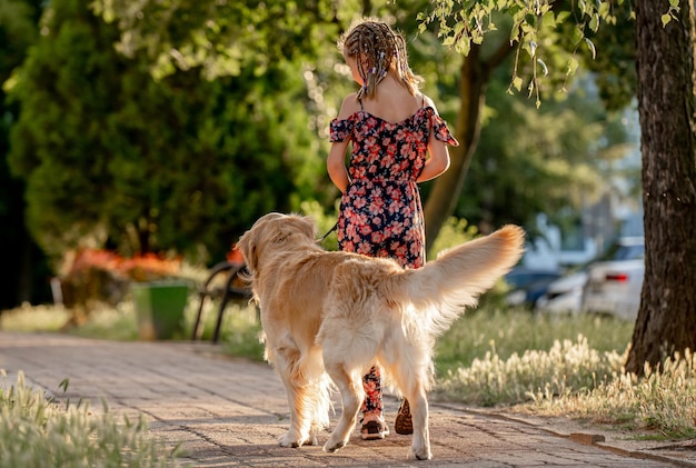 Preteen dziewczyna z psem golden retriever