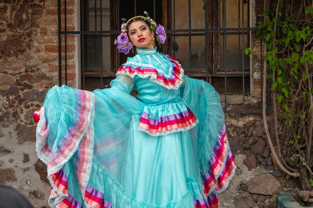 Zdjęcie pretty woman ubrana w tradycyjne stroje ubiera się typowo i folkloru