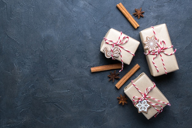 Prezent świąteczny lub pudełko na prezent zawinięte w papier pakowy z dekoracją na ciemno. Leżał na płasko