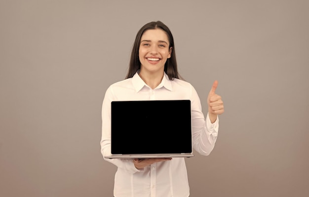 Prezentacja na komputerze kierownik biura gotowa do wideokonferencji szczęśliwa kobieta pokazująca laptopa