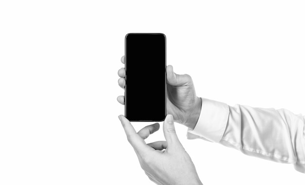 Prezentacja telefonu w ręku z miejscem na ekran na białym tle prezentującym produkt