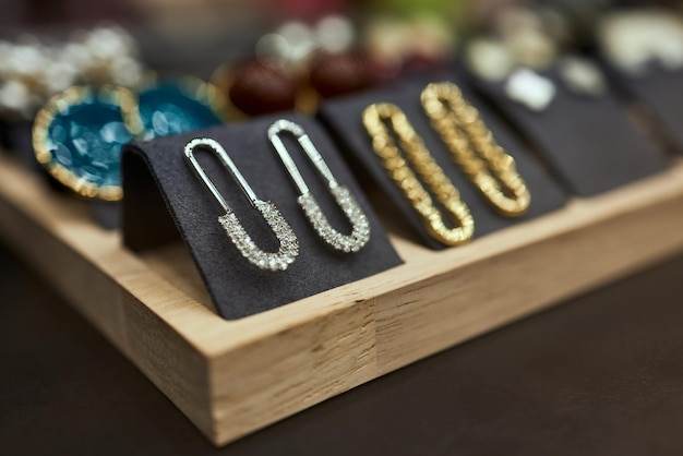 Zdjęcie prezentacja w sklepie jubilerskim biżuteria diamentowe złoto sklep z pierścionkami i naszyjnikami luksusowa witryna sklepu detalicznego