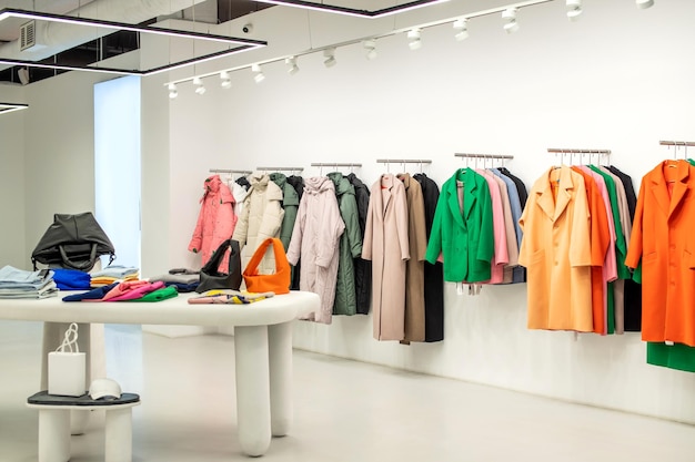 Prezentacja z modnymi kolorowymi ubraniami w sklepie