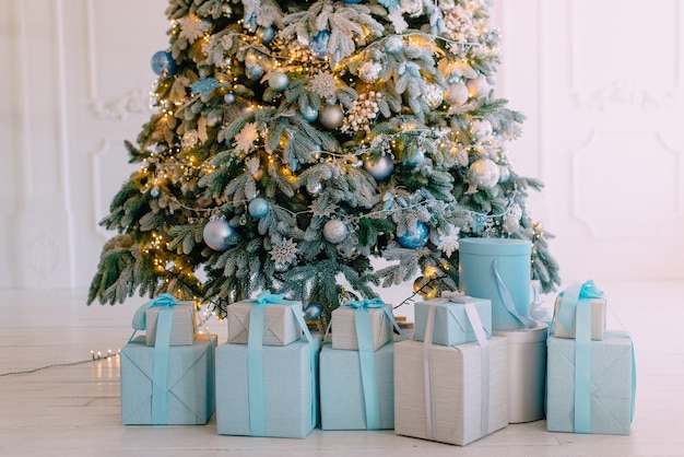 Prezenty świąteczne w pudełkach pod drzewem, z bliska