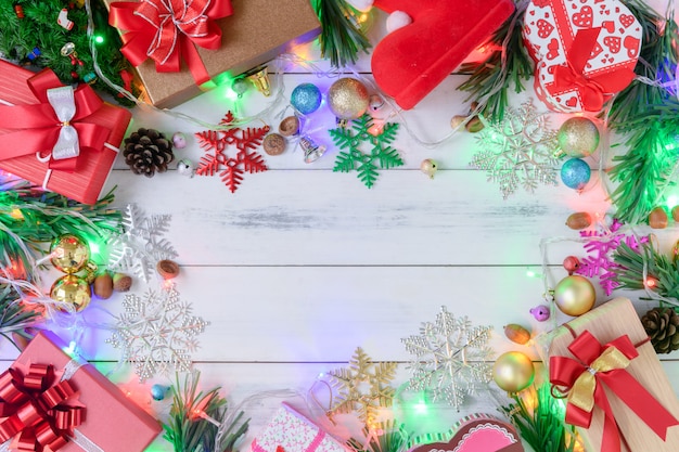 Prezenty świąteczne z dekoracjami i światłem