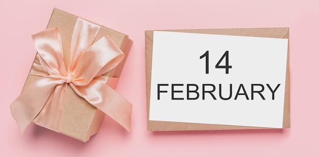 Prezenty z listem uwagę na na białym tle różowym tle, miłość i koncepcja valentine z text14 lutego