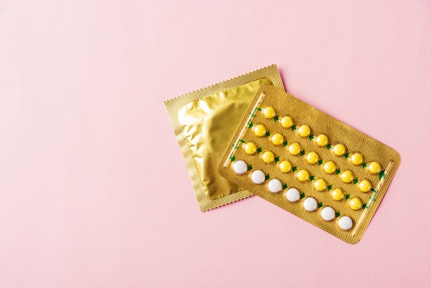 prezerwatywa na opakowaniu i tabletki antykoncepcyjne blister hormonalne tabletki antykoncepcyjne