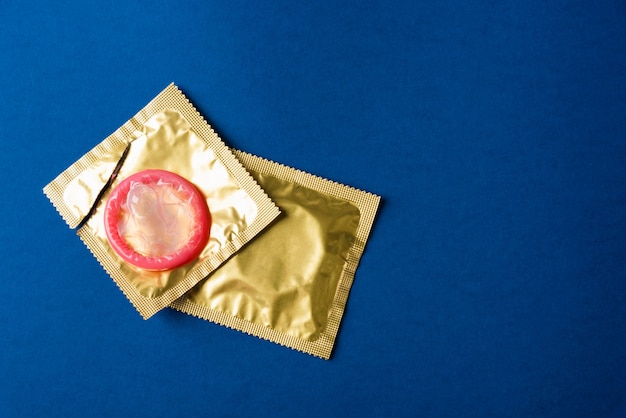 prezerwatywa w opakowaniu jest otwarta przez rozdarcie