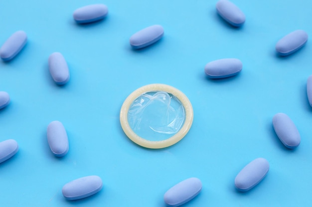 Prezerwatywa z niebieskimi pigułkami PrEP PreExposure Prophylaxis stosowanymi w zapobieganiu HIV