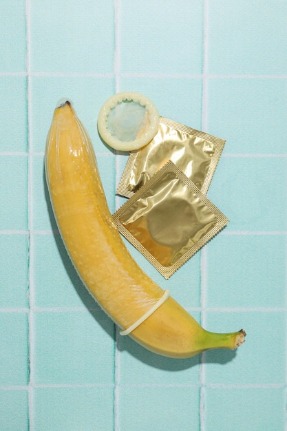 Prezerwatywy na bananach na niebieskim tle
