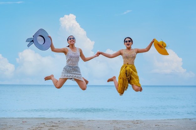 Pride I Lgbtq Zakochana Para Na Letniej Plaży. Osoby Biseksualne I Homoseksualne Podróżują Razem Na Wakacje.