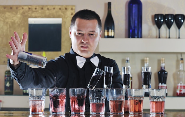 pro barman przygotowuje drinka koktajlowego i reprezentuje koncepcję nocnego życia i imprezy