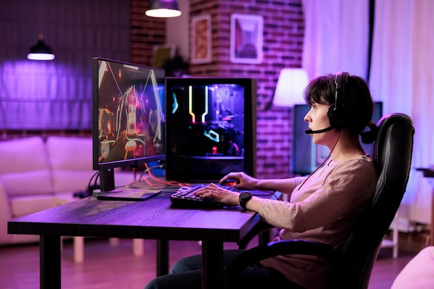 Pro streamer rywalizujący w grach wideo.