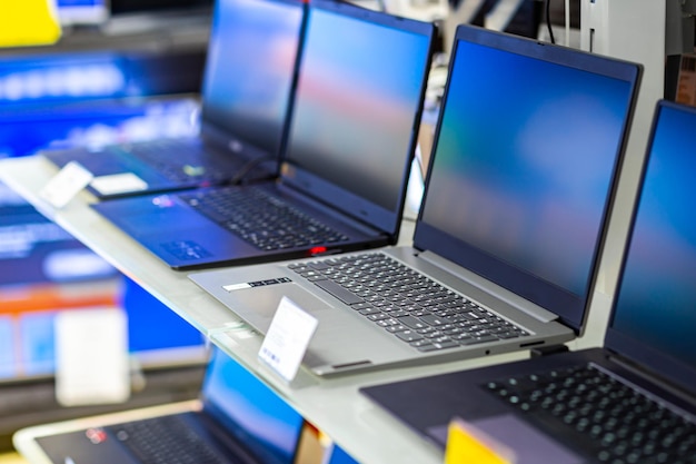 Próbka laptopów w witrynie sklepowej za szkłem na rozmytym tle