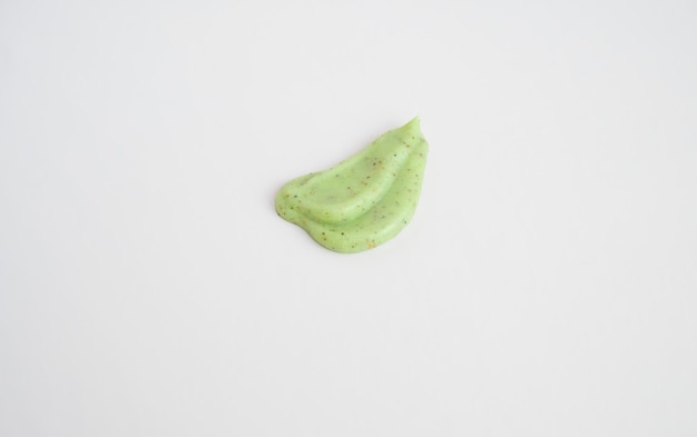 Próbka naturalnego zielonego peelingu na białym tle Peeling krem z mikrokapsułkami