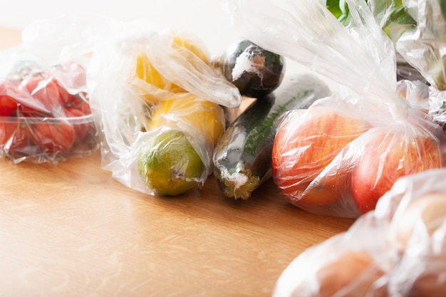 Problem jednorazowych odpadów z tworzyw sztucznych. owoce i warzywa w plastikowych torebkach