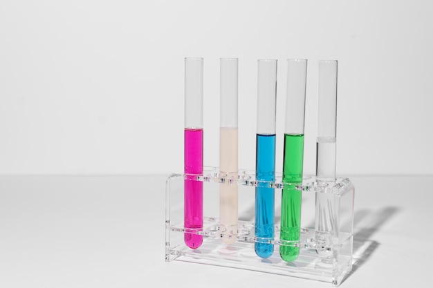 Probówki laboratoryjne z kolorowymi odczynnikami Koncepcja badań medycznych